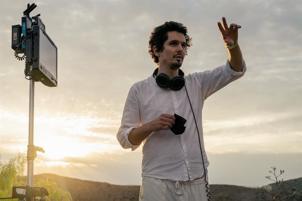 El director, Damien Chazelle, en el set de 'Babylon', de Paramount Pictures.