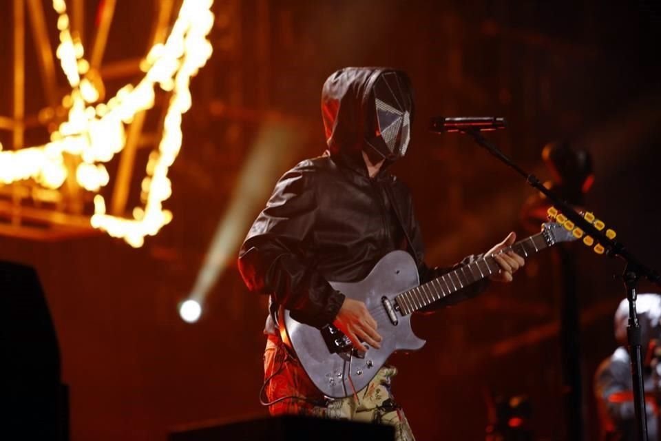 Muse logró electrizar a sus fieles fans con su sonido, luces y fuego en las casi dos horas de concierto que ofrecen anoche en la Ciudad.