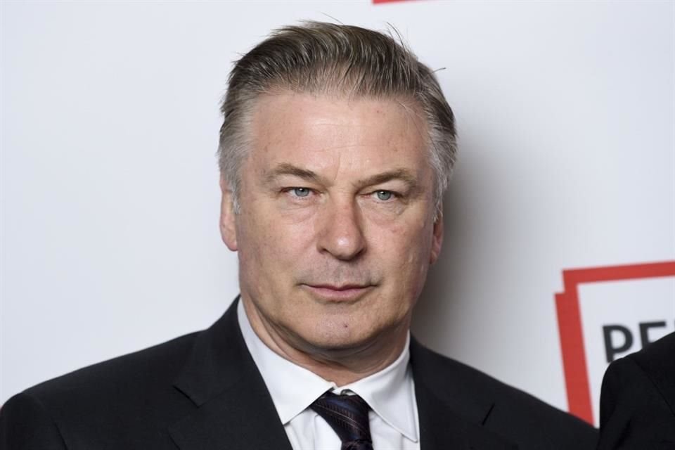 El actor Alec Baldwin enfrenta cargos por homicidio involuntario derivado del tiroteo registrado en el set de 'Rust'.