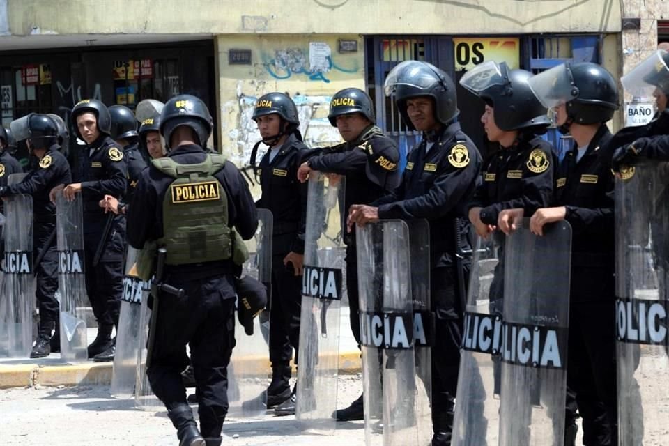 La policía antidisturbios peruana custodia los alrededores del campus de la Universidad de San Marcos.
