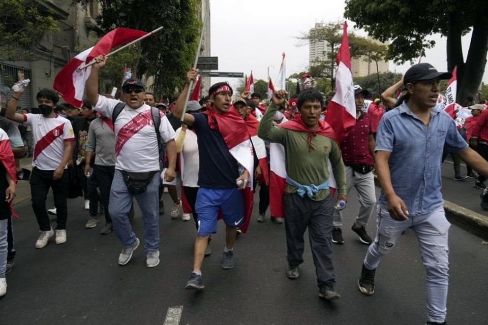 Manifestantes antigubernamentales llegados desde todo el país marchan contra la presidenta, Dina Boluarte, en Lima.