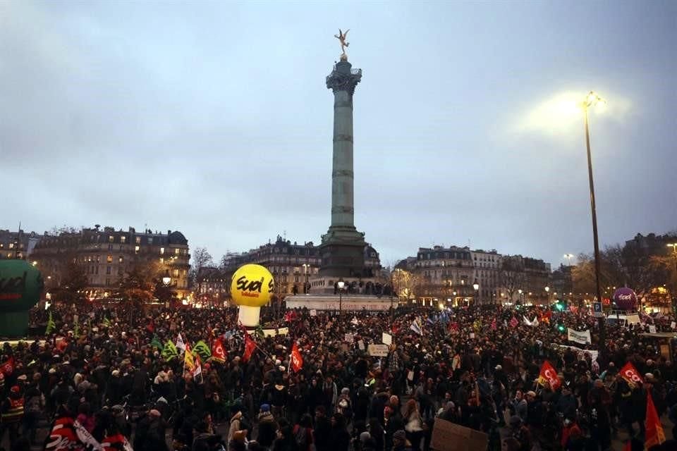 Los manifestantes cantan en la Place de la Bastille durante una movilización convocada por los sindicatos franceses.