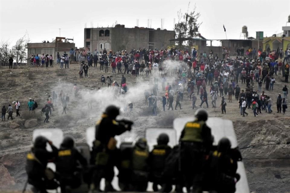 Policía antidisturbios dispara gases lacrimógenos a los manifestantes que buscaban ingresar al aeropuerto Rodríguez Ballón en Arequipa.