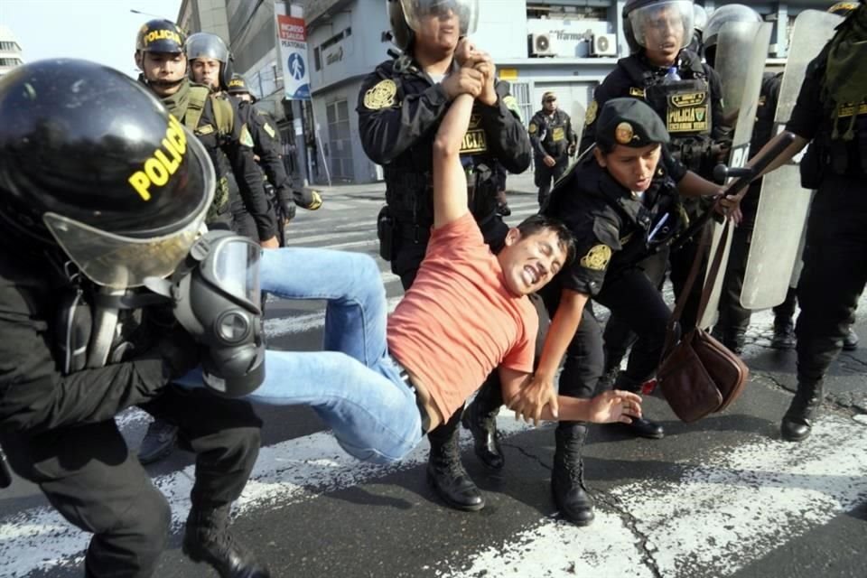 Un manifestante antigubernamental que viajó a la capital desde todo el país para marchar contra la presidenta peruana Dina Boluarte, es detenido por la policía durante enfrentamientos en Lima.