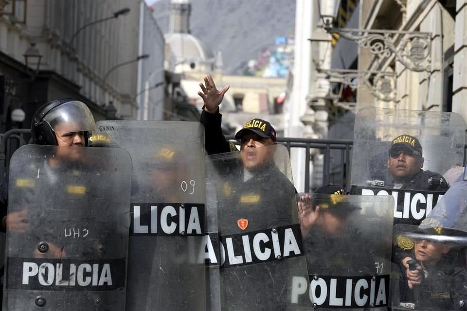 Policías con equipo antidisturbios piden refuerzos en el enfrentamiento con manifestantes antigubernamentales que viajaron a la capital.