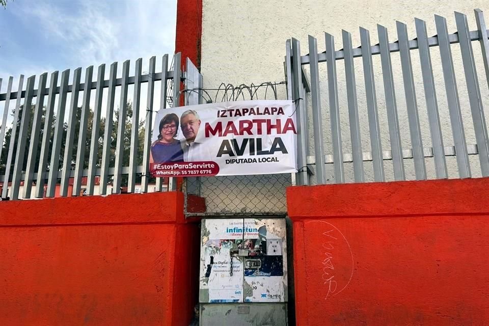 En calles de Iztapalapa aparecieron bardas y lonas que promocionan a la coordinadora del grupo parlamentario de Morena, Martha Ávila.