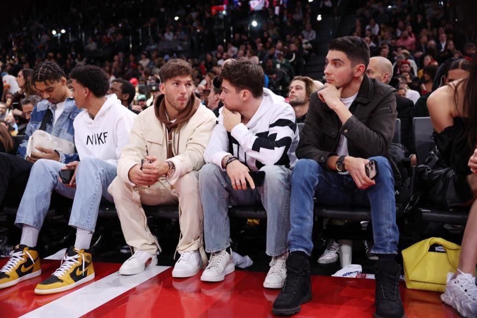 Gasly, Leclerc y Ocon sentados en primera fila para ver la NBA en París.