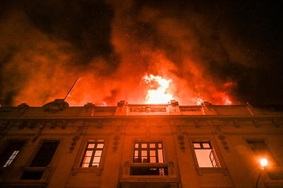 Un edificio en Lima cerca de la concentración estaba en llamas sin conocerse las circunstancias.