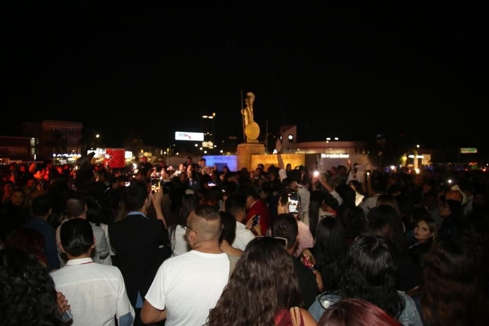 Una multitud de fans de RBD se reunieron en La Minerva para el anuncio de la gira de la agrupación.