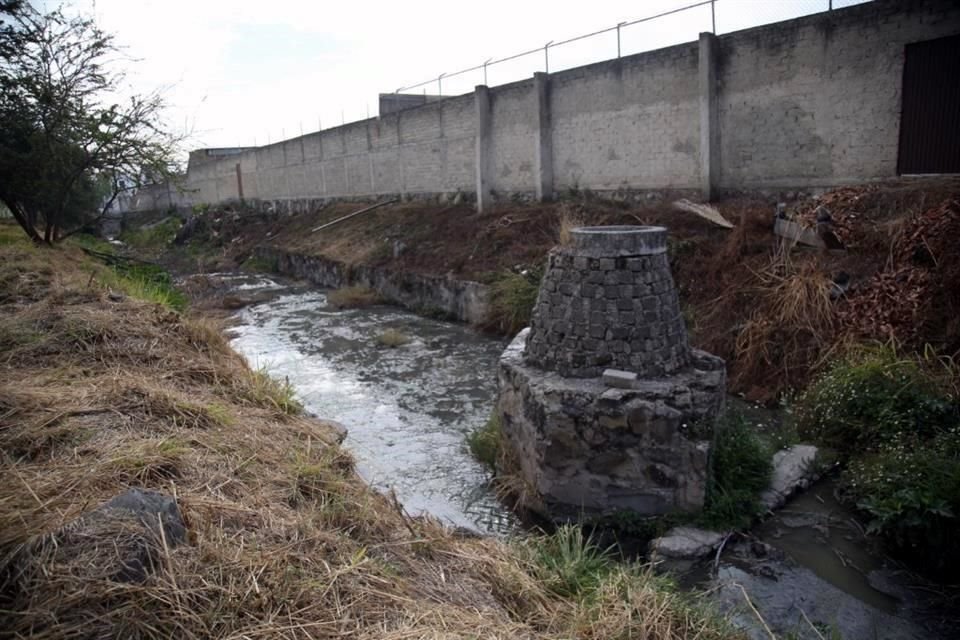 Vecinos han padecido desde hace cinco años el derrame de aguas negras hacia el canal pluvial.