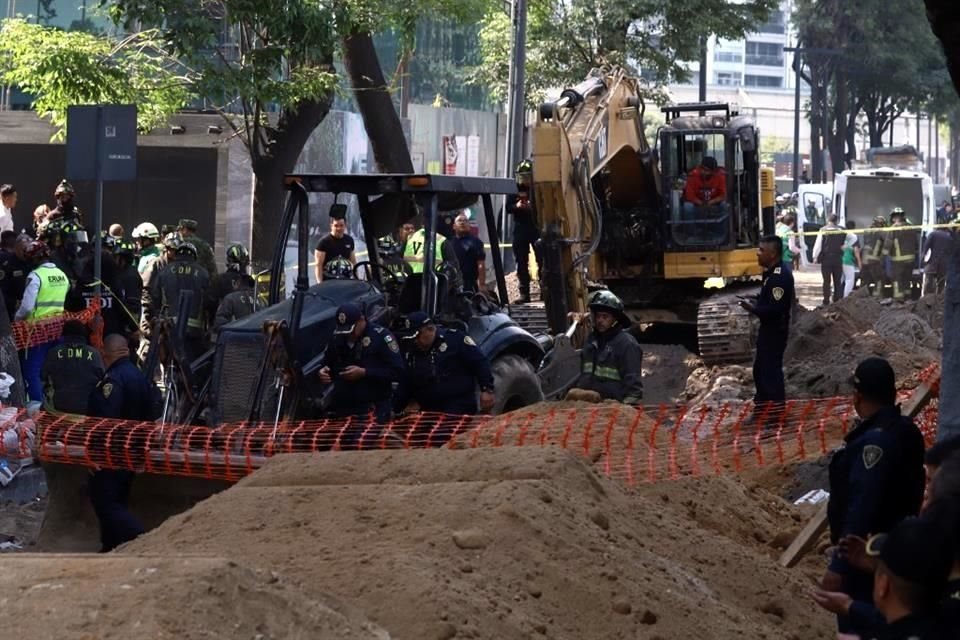 Dos trabajadores quedaron atrapados en una zanja ubicada en Río San Joaquín, mientras realizaban trabajos de Sacmex.