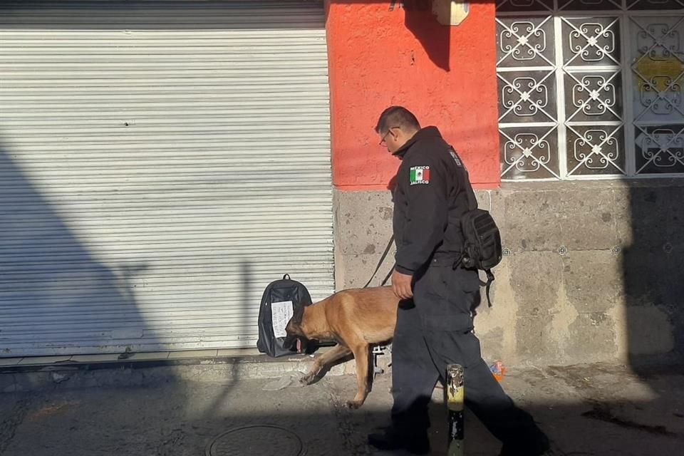 La mochila fue abandonada afuera de una paquetería.