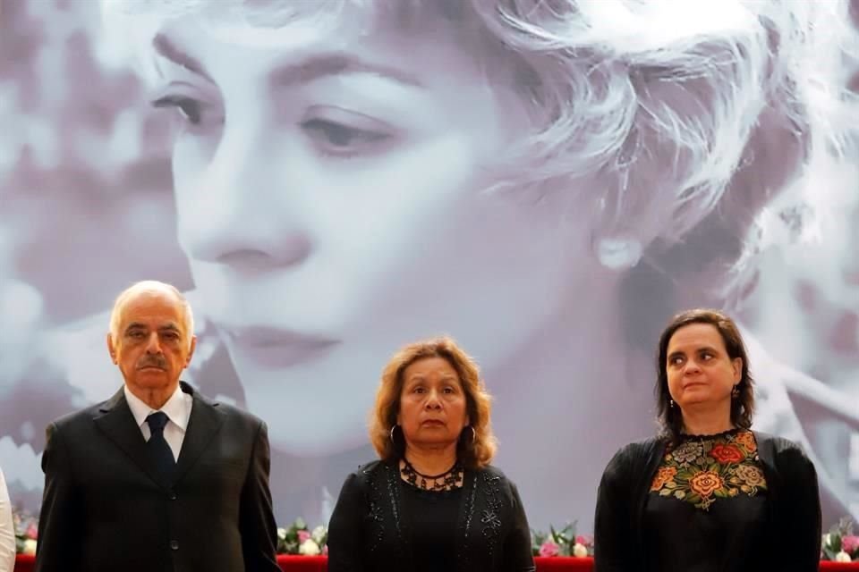 El dramaturgo Miguel Sabido, Lucina Jiménez, directora del INBAL, y Aurora Cano, directora de la CNT, montaron una guardia de honor.