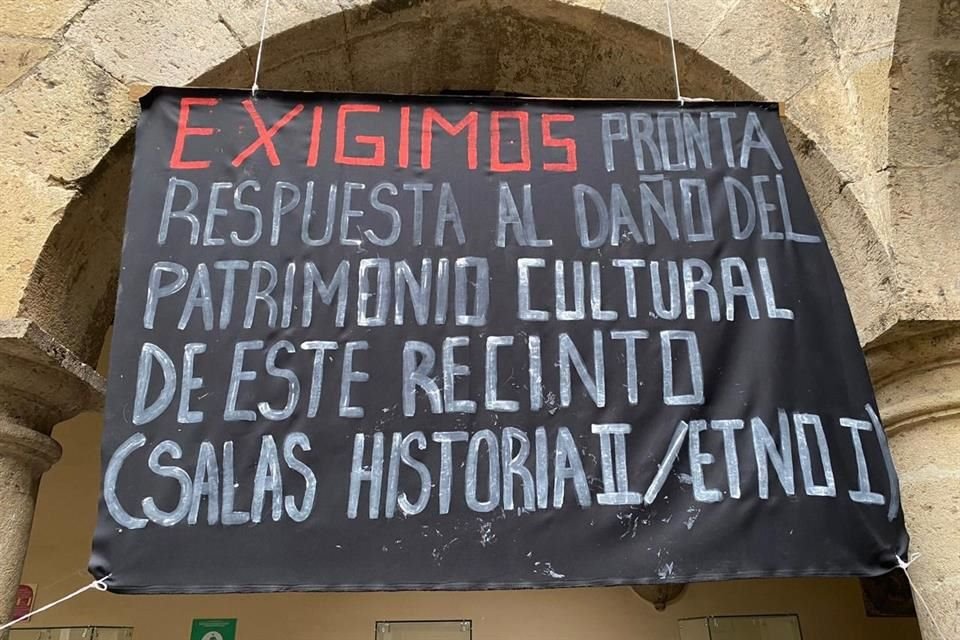 Los empleados creen que las actas son represalia por mantas que colgaron en el museo, señalando daños en piezas del museo.