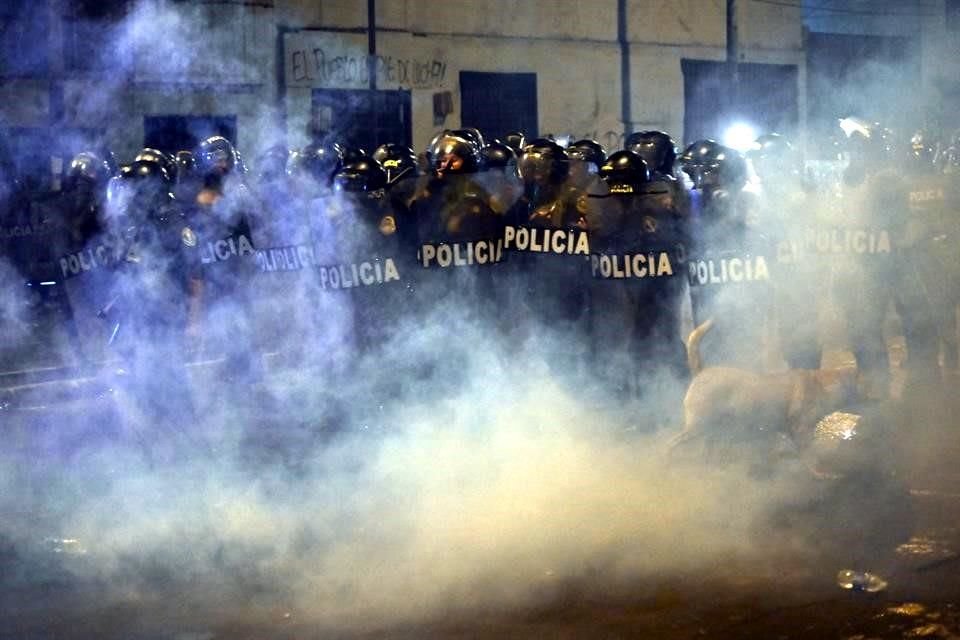 La policía antidisturbios dispara gases lacrimógenos a los manifestantes durante una protesta contra el gobierno de la presidenta Dina Boluarte, en Lima.