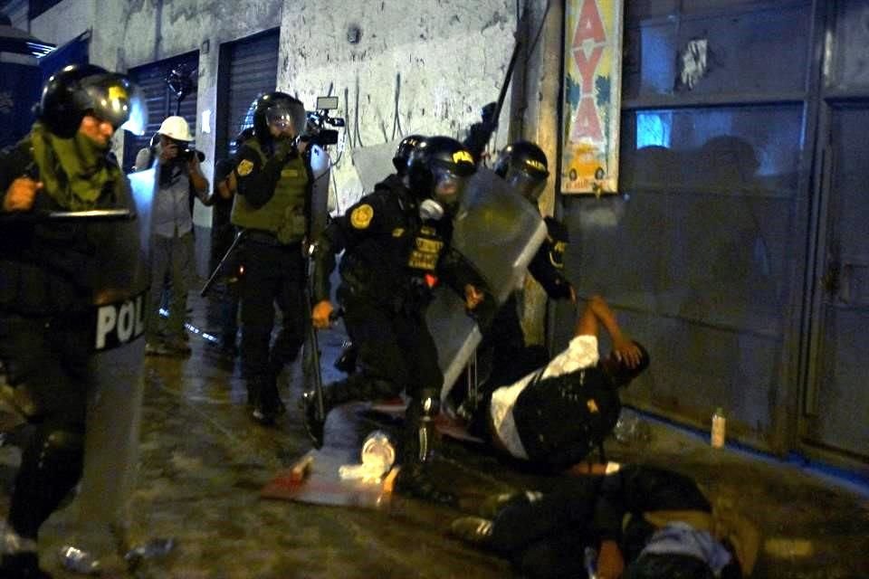 La policía antidisturbios choca con los manifestantes durante una protesta denominada la 'toma de Lima'.