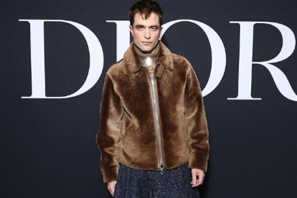 Robert Pattinson presenció el desfile de Dior en la Semana de la Moda de París luciendo una chaqueta marrón peluda con una falda escocesa.