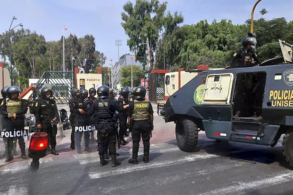 Policía de Perú ingresó a la más importante universidad estatal para desalojar a manifestantes.