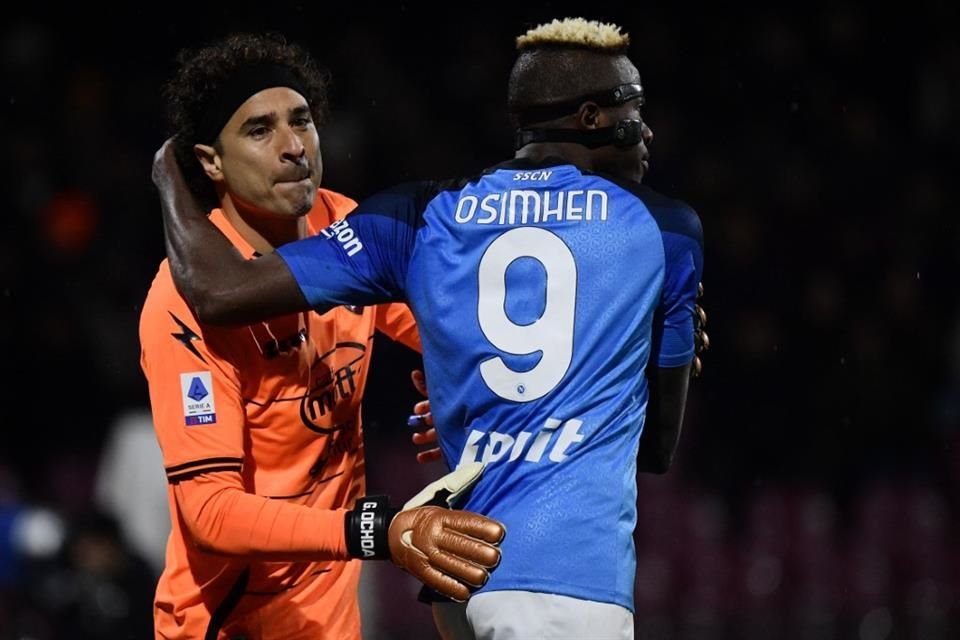 Guillermo Ochoa tuvo un partido difícil frente a Victor Osimhen.