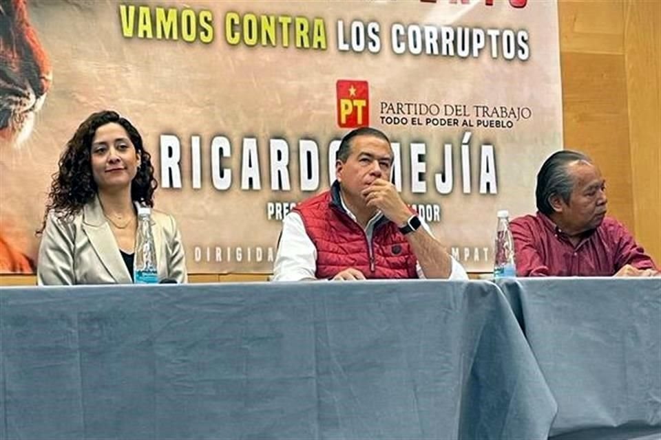 Ricardo Mejía (centro),  precandidato del PT a la Gubernatura de Coahuila,  acompañado de dirigentes de este partido.