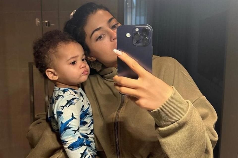 Casi un año después de haber dado a luz, Kylie Jenner compartió fotografías y el nombre de su segundo hijo con el rapero Travis Scott.