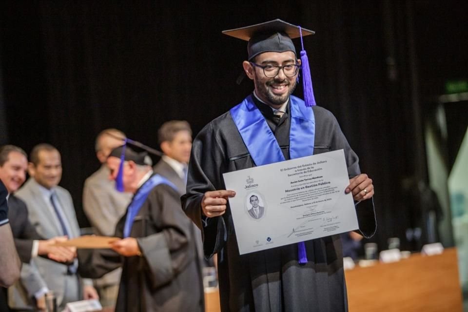 Entrega de titulos durante la Ceremonia de graduación de la primera generación de la Maestría y Diplomado en Gestión Pública del Gobierno de Jalisco.