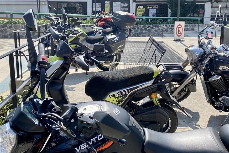 A pesar de señalamientos, motociclistas estacionan sus unidades en el puente peatonal en Avenida Chapultepec.