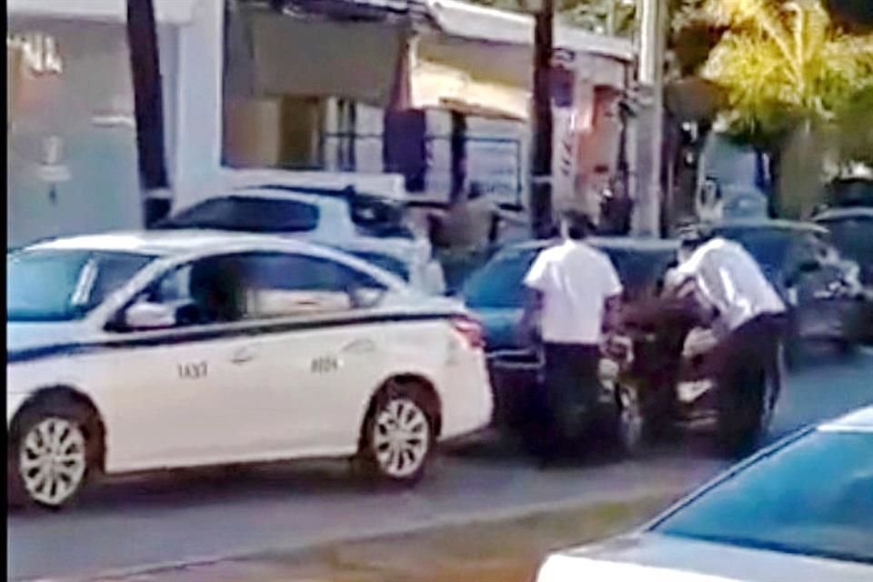 El viernes, en la Avenida Yaxchilán, taxistas cerraron el paso a un chofer de plataforma para intimidarlo.