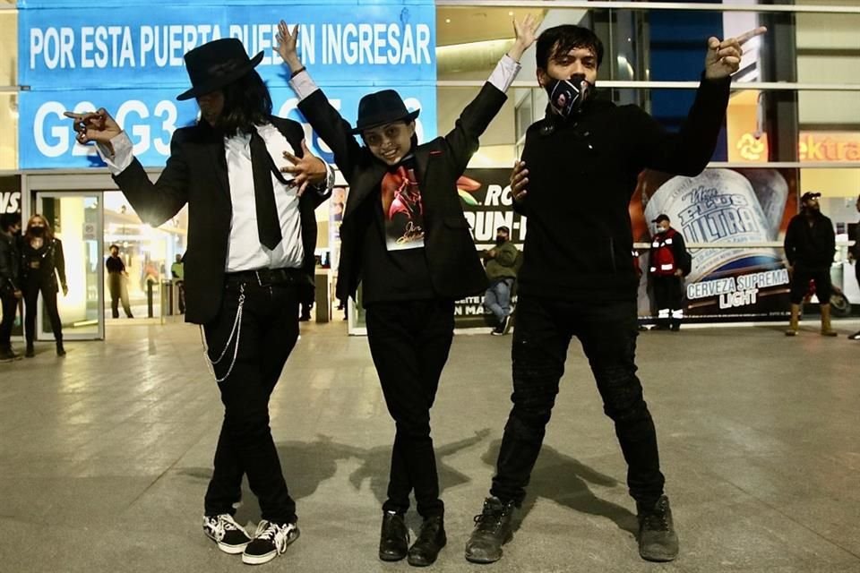 Fanáticos asistieron con atuendos en representación a Michael Jackson.