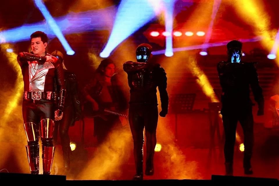 Con trajes de cuero ajustados, sacos rojos, sombreros, zapatos negros de charol con calcetas blancas y guantes plateados, el talento revivió las coreografías del intérprete.