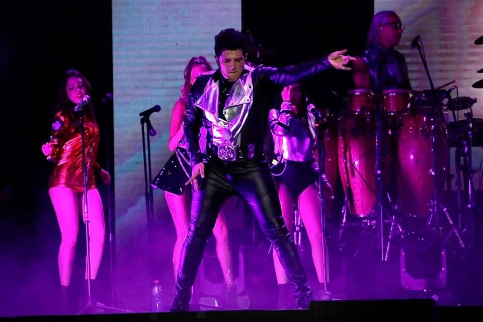 Músicos y bailarines del fallecido Michael Jackson ofrecieron un homenaje a 'El Rey del Pop' en la Arena Ciudad de México.