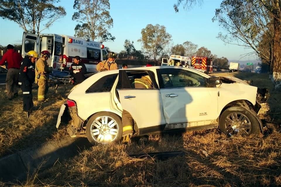 Una camioneta con peregrinos de Irapuato salió del camino y chocó contra un árbol tras ser impactada por un vehículo pesado en Lagos de Moreno.