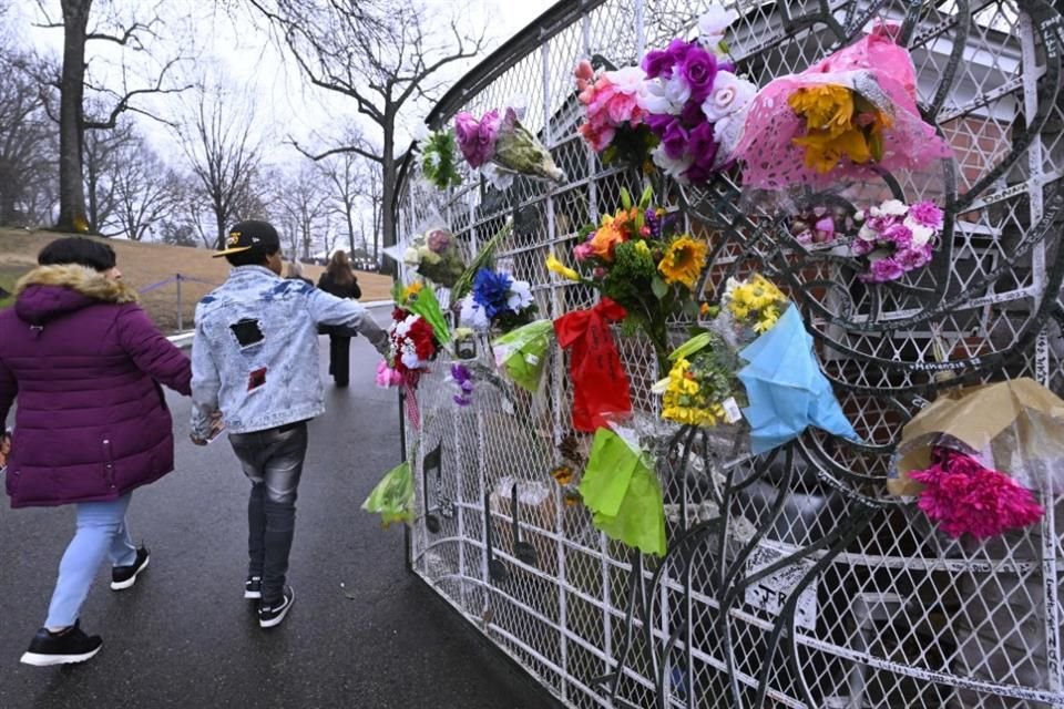 Graceland fue decorada con flores como tributo para Lisa Marie Presley