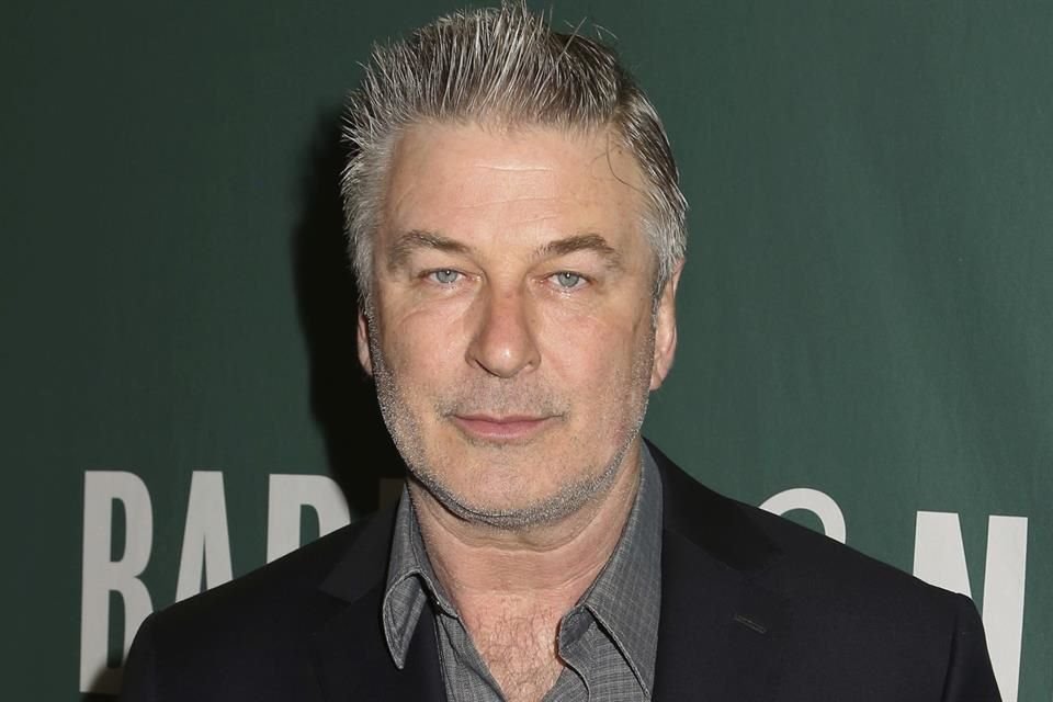 Alec Baldwin libra cargos por disparo hacia el director de 'Rust', Joel Souza; Fiscalía aclara que se trató de una imprudencia.