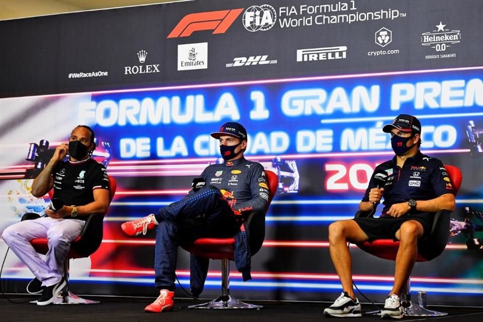 Lewis Hamilton, Max Verstappen y Sergio Pérez, pilotos de la Fórmula Uno.