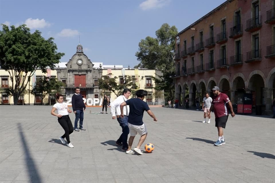 Con ladrillos, los asistentes delimitaron las porterías y convirtieron a la Plaza de las Américas en su cancha.