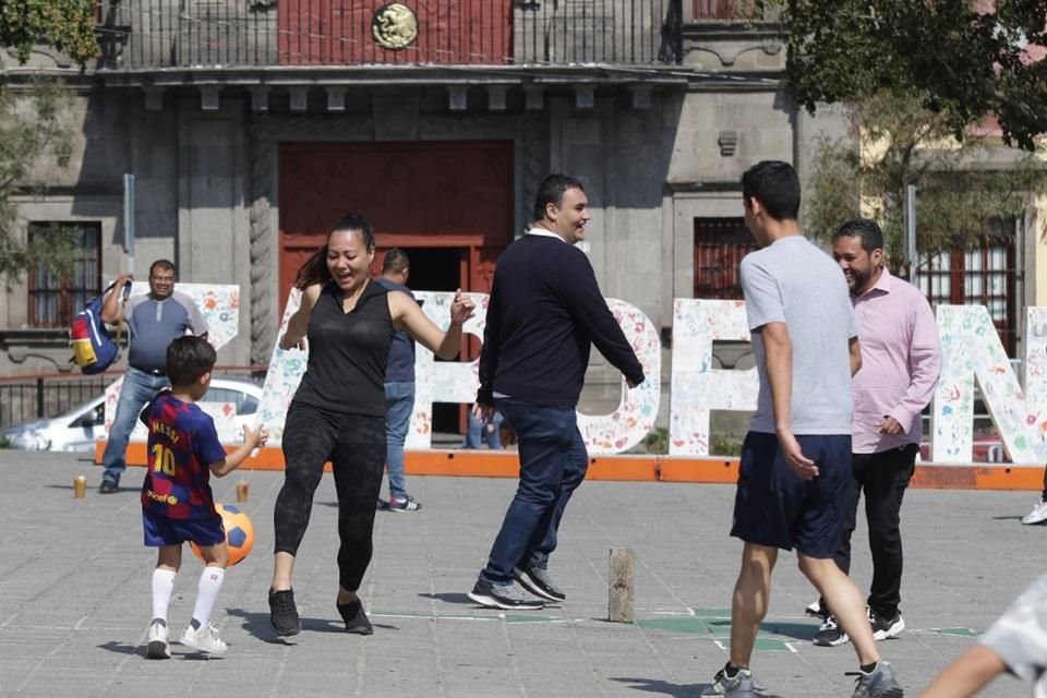 Alrededor de 15 personas de todas las edades se reunieron esta tarde en el Centro de Zapopan para jugar una 'cascarita'.