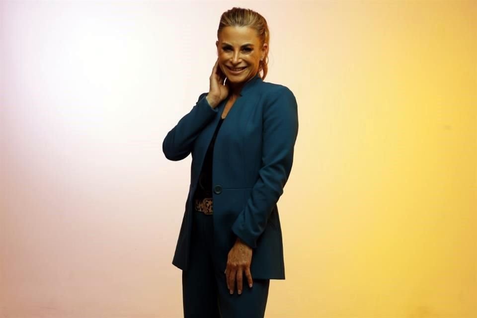 En el reality 'Escuela Imparables', la empresaria Silvina Moschini aconseja a 10 mujeres de diversas nacionalidades sobre sus empresas.