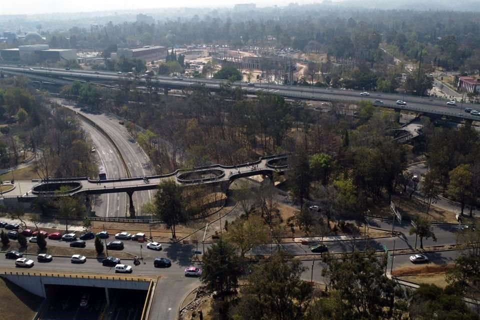 Peatones y ciclistas acudieron a conocer la Calzada Flotante, un puente peatonal de 436 metros de longitud, que atraviesa Periférico.