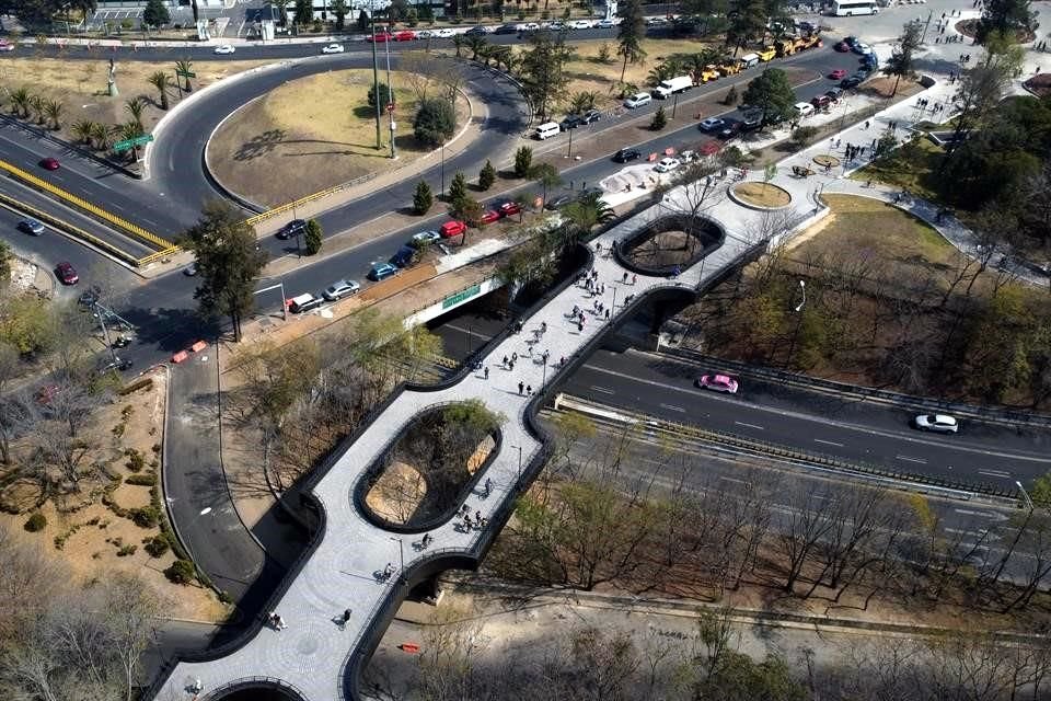 Peatones y ciclistas acudieron a conocer la Calzada Flotante, un puente peatonal de 436 metros de longitud, que atraviesa Periférico.