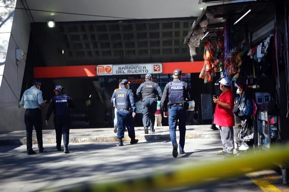 Usuarios del Metro fueron desalojados en la estación Barranca del Muerto, de la Línea 7, por la presencia de humo; prevén corto circuito.