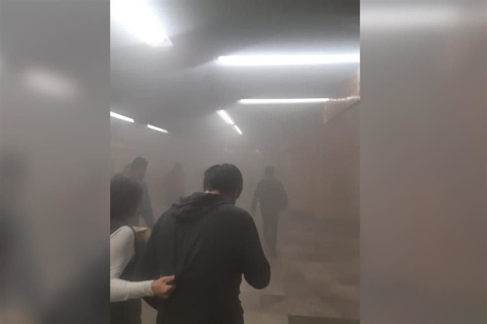 Ante la presencia del humo, los usuarios fueron desalojados de la estación.