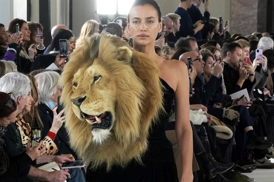 Las modelos Irina Shayk y Kylie Jenner portaron un polémico atuendo con la cabeza falsa de un león en el desfile de Schiaparelli de París.