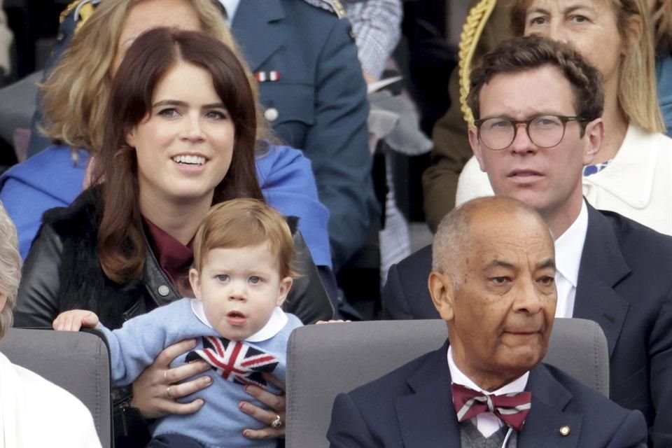 La hija menor del Príncipe Andrés, Eugenia, anunció que está esperando a su segundo hijo, quien será el número 13 en la línea de sucesión.