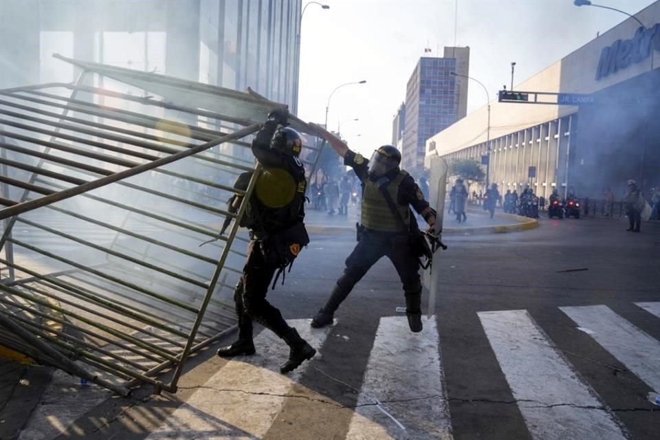 La policía retira las barricadas levantadas por manifestantes antigubernamentales en Lima, Perú.