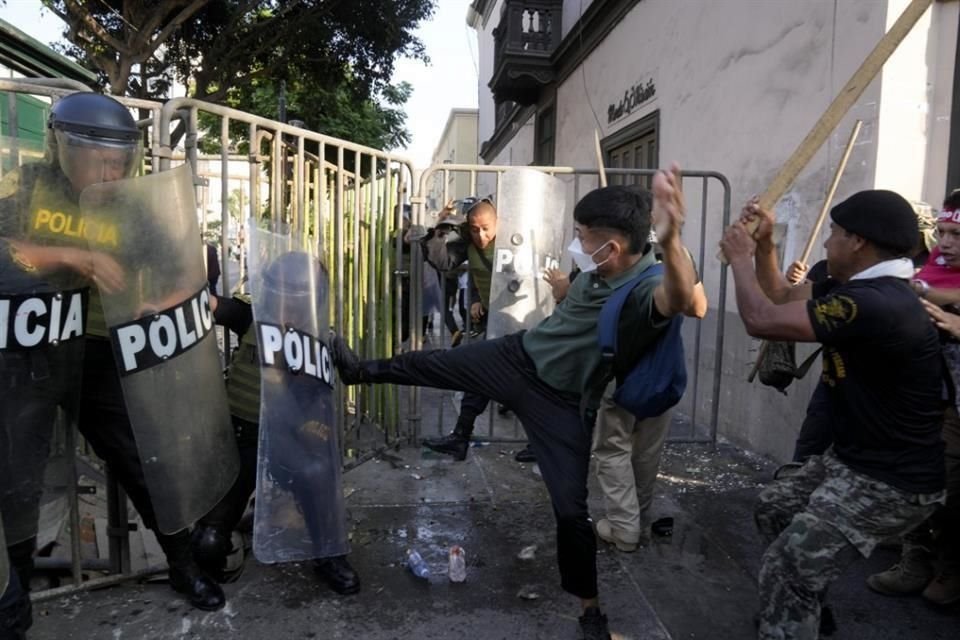 Manifestantes y policías se enfrentan en la protesta en Lima.