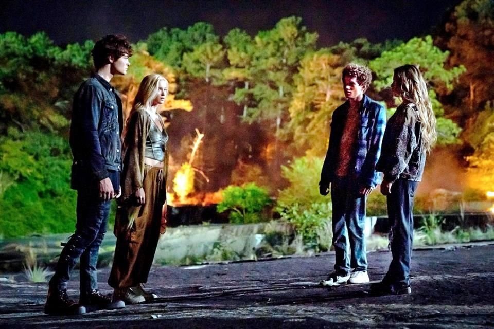 'Wolf Pack' sigue la vida de Everett Lang (Armani Jackson) y Blake Navarro (Bella Shepard), dos adolescentes cuyas vidas cambian cuando un incendio forestal despierta a una criatura sobrenatural.