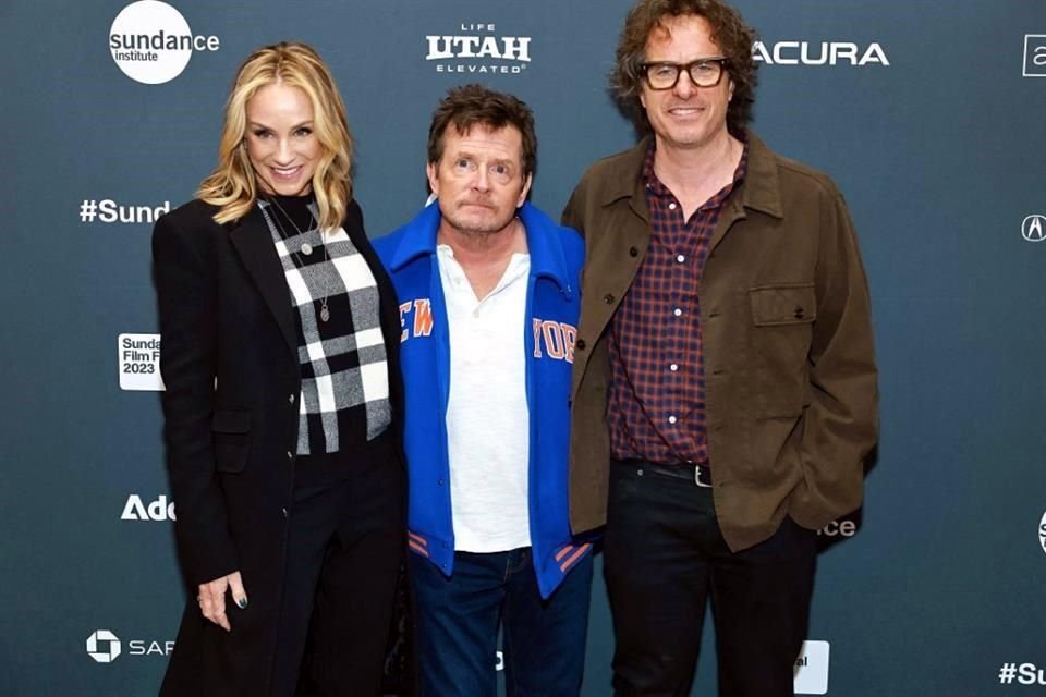 El cineasta Davis Guggenheim (der.) dijo admirar profundamente al actor Michael J. Fox (centro), quien expuso su vulnerabilidad en un documental.