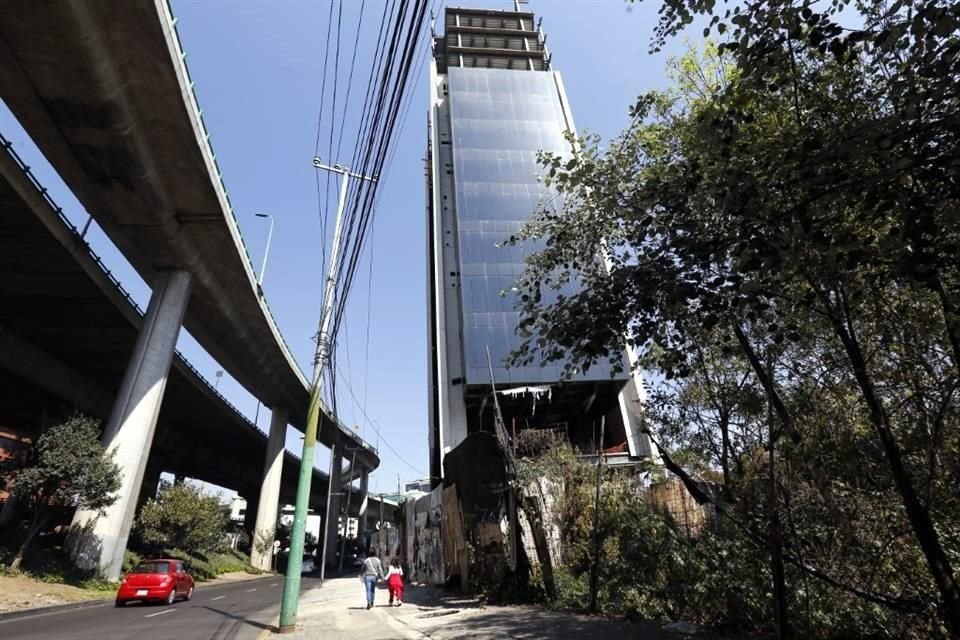 En 2023 se avaló una torre de 30 niveles sobre Periférico, en Jardines del Pedregal, aún cuando en dicha colonia se permiten 2 niveles y hasta 15.