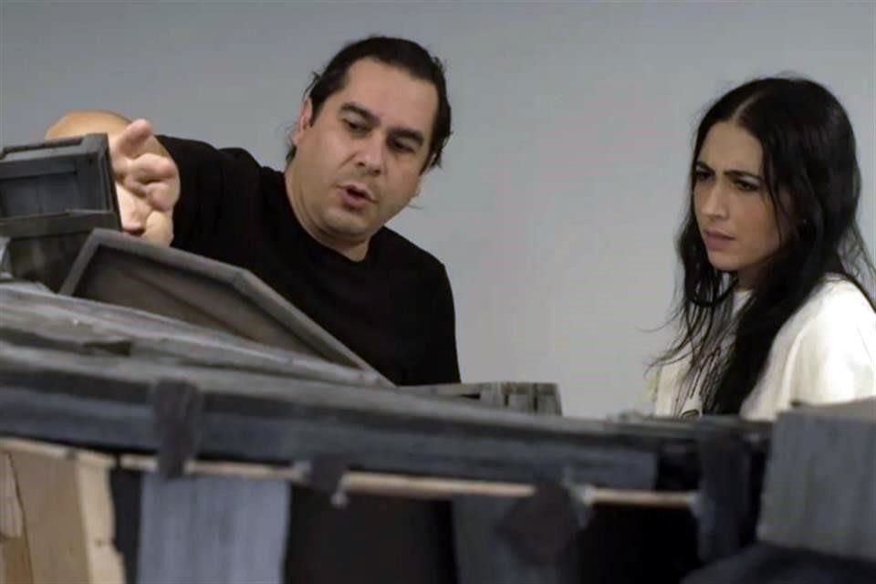 Juan Medina y Karla Castañeda durante la filmación de 'Pinocho' en el Taller del Chucho.